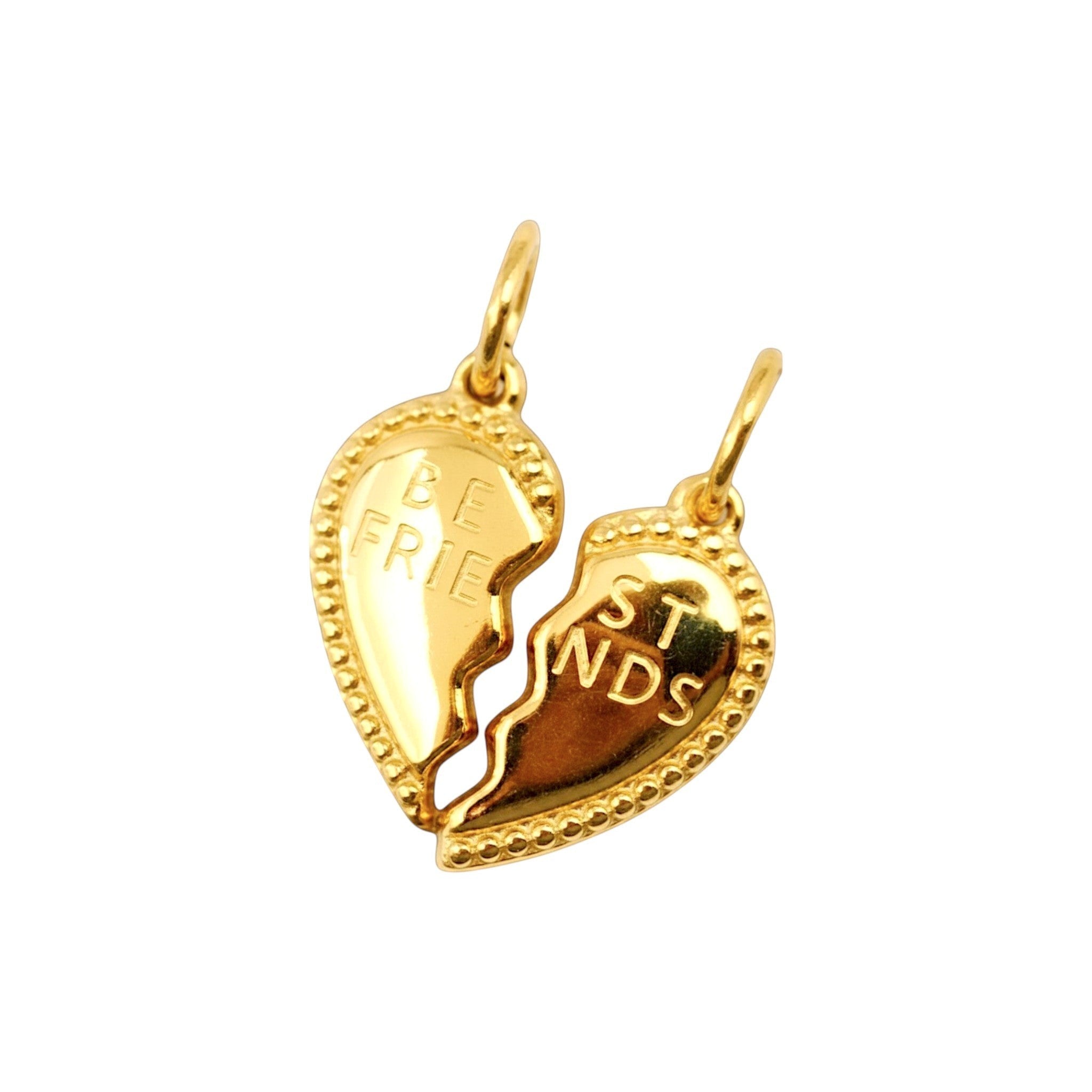 Złoty charms BFF w kształcie pękniętego serca z napisem BEST FRIENDS, wykonany ze stali nierdzewnej marki HOOKS.