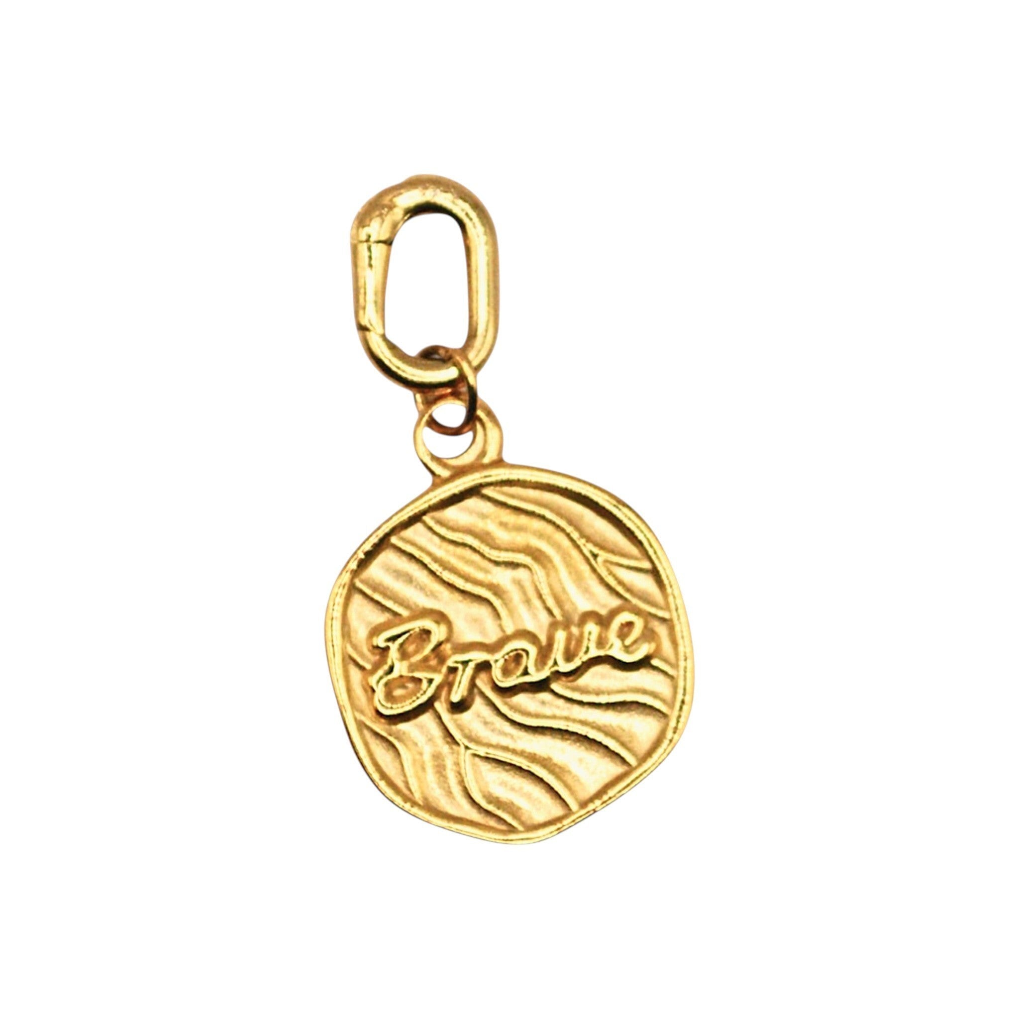 Złoty charms HOOKS Brave z napisem, wykonany ze stali nierdzewnej z praktycznym zapięciem typu hook.
