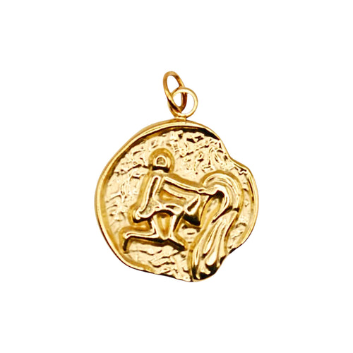 Złoty charms HOOKS Aquarius z motywem znaku zodiaku Wodnik, wykonany ze stali nierdzewnej z praktycznym zapięciem.