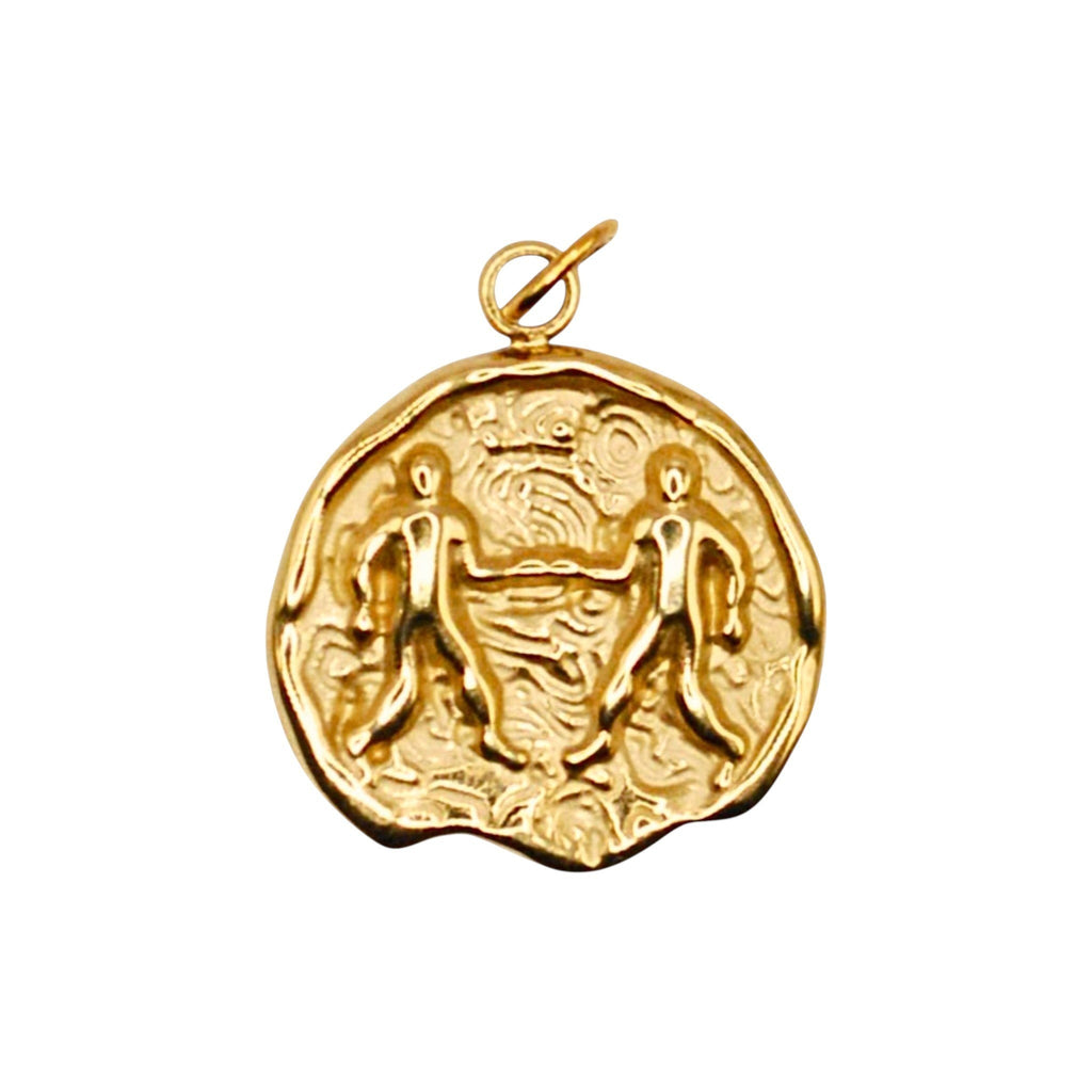 Złoty charms Gemini marki HOOKS ze stali nierdzewnej z motywem znaku zodiaku Bliźnięta i zapięciem typu hook.