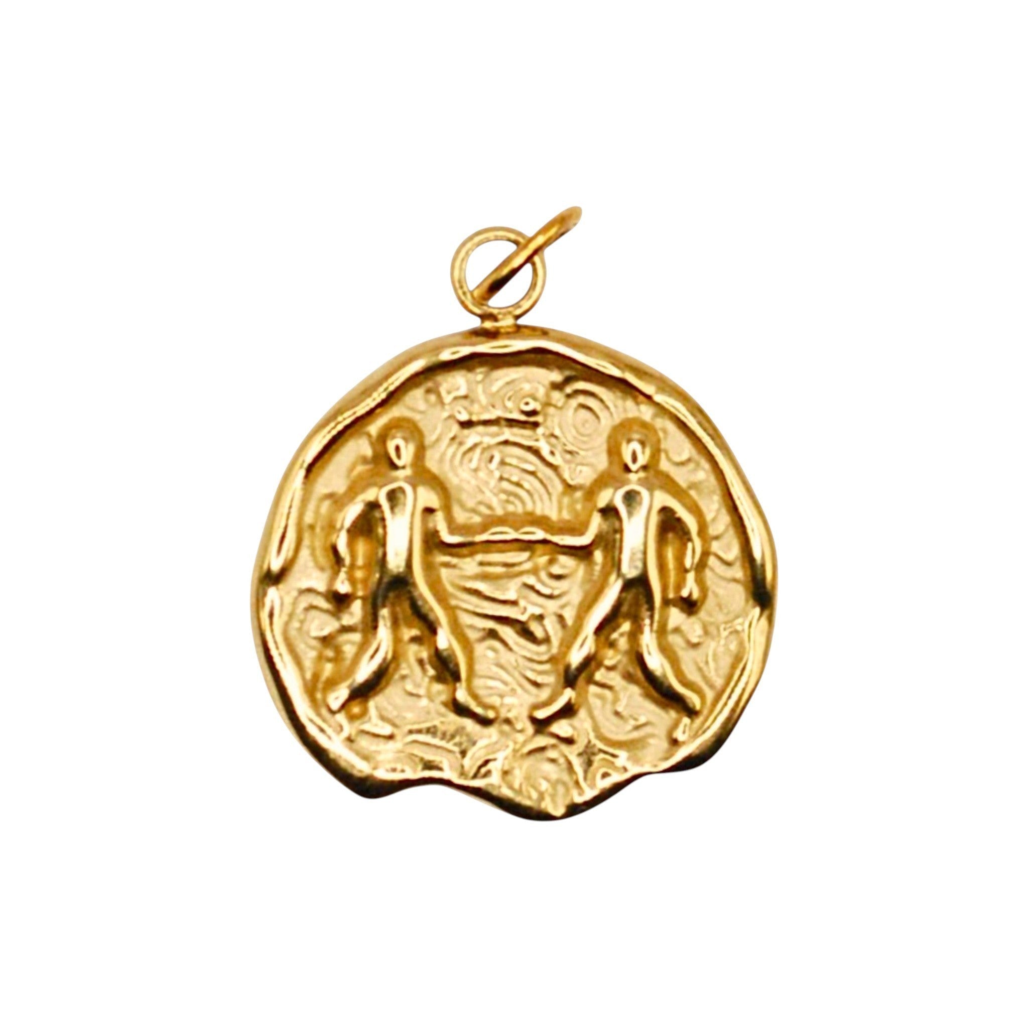 Złoty charms Gemini marki HOOKS ze stali nierdzewnej z motywem znaku zodiaku Bliźnięta i zapięciem typu hook.