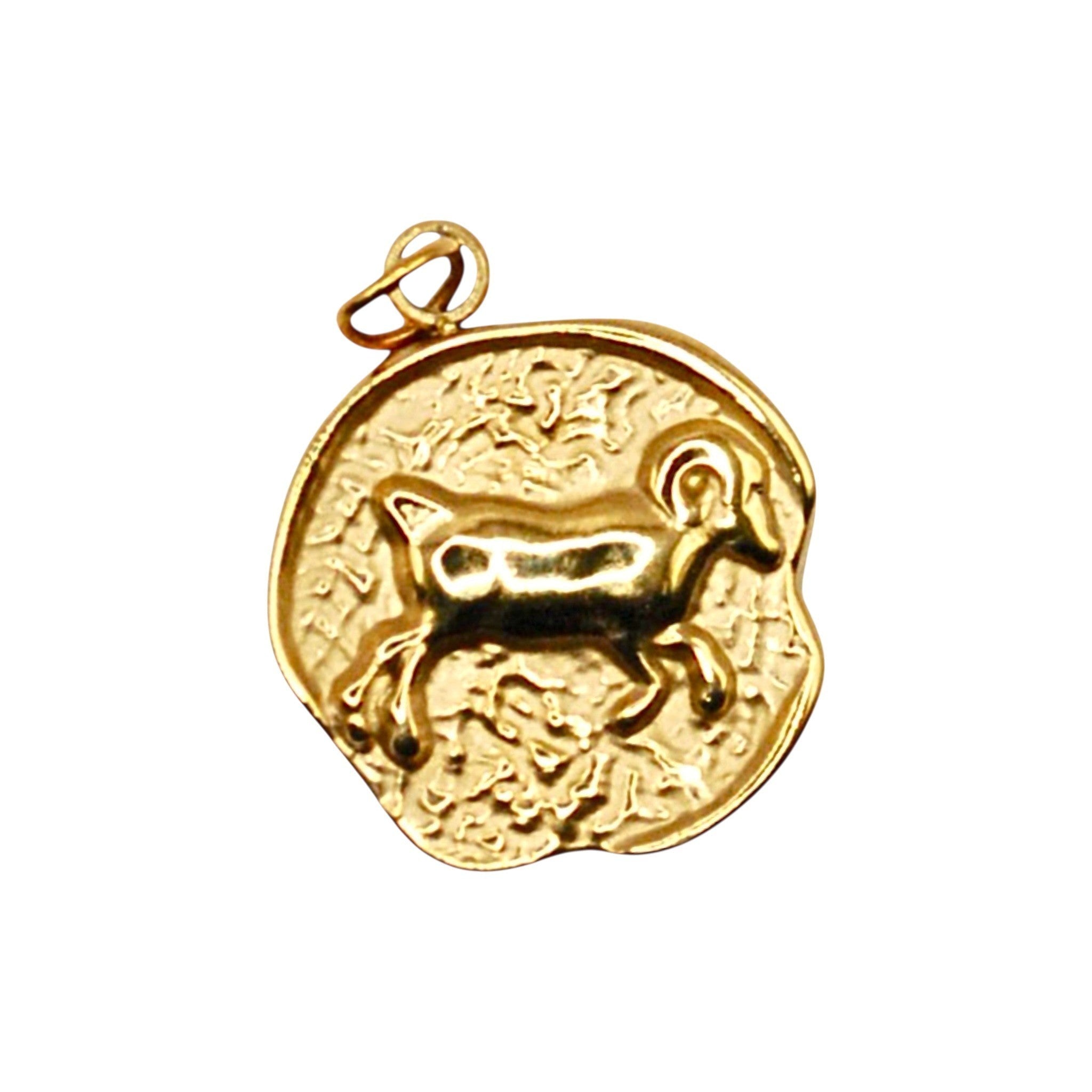 Złoty charms HOOKS z motywem znaku zodiaku Koziorożec, wykonany ze stali nierdzewnej z praktycznym zapięciem typu hook.