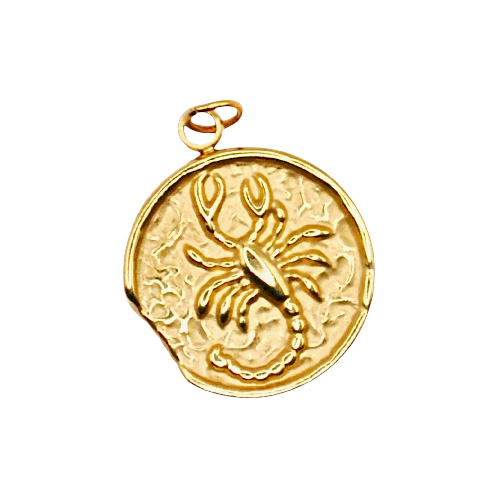 Złoty charms HOOKS ze znakiem zodiaku Skorpion, wykonany ze stali nierdzewnej z praktycznym zapięciem typu hook.