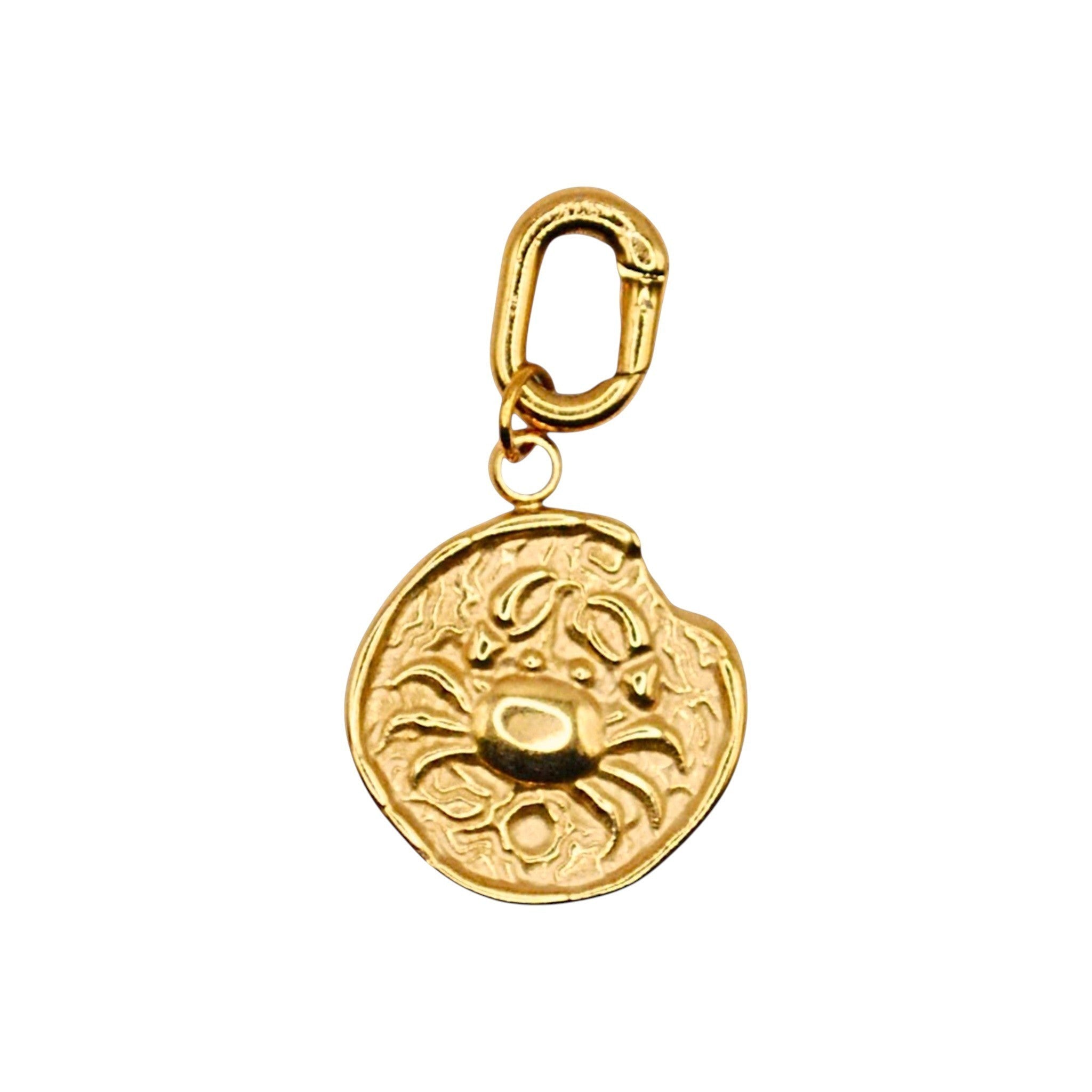 Złoty charms HOOKS ze znakiem zodiaku Rak, wykonany ze stali nierdzewnej z praktycznym zapięciem typu hook.
