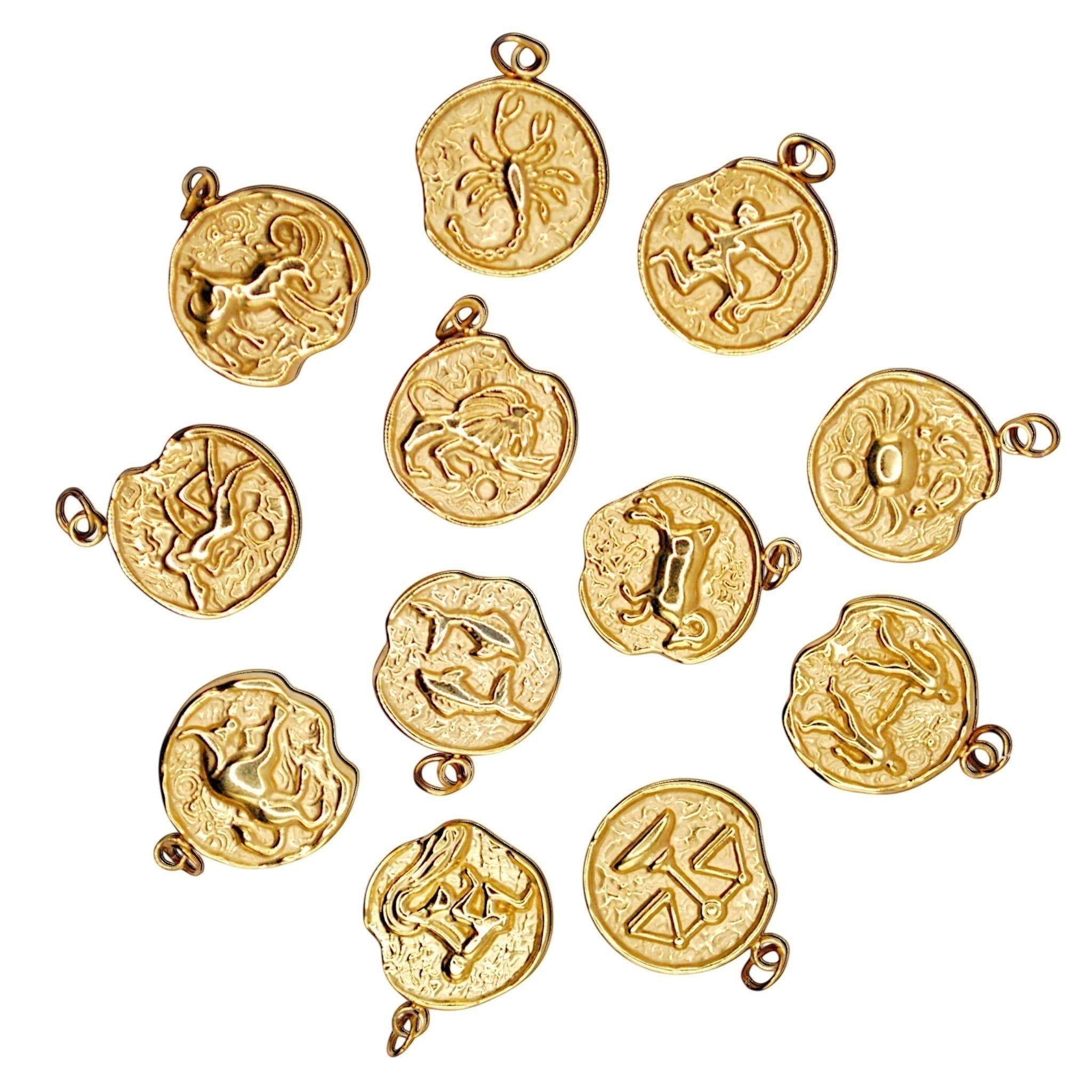 Złoty charms zodiakalny Pisces marki HOOKS ze stali nierdzewnej z praktycznym zapięciem do bransoletek i naszyjników.