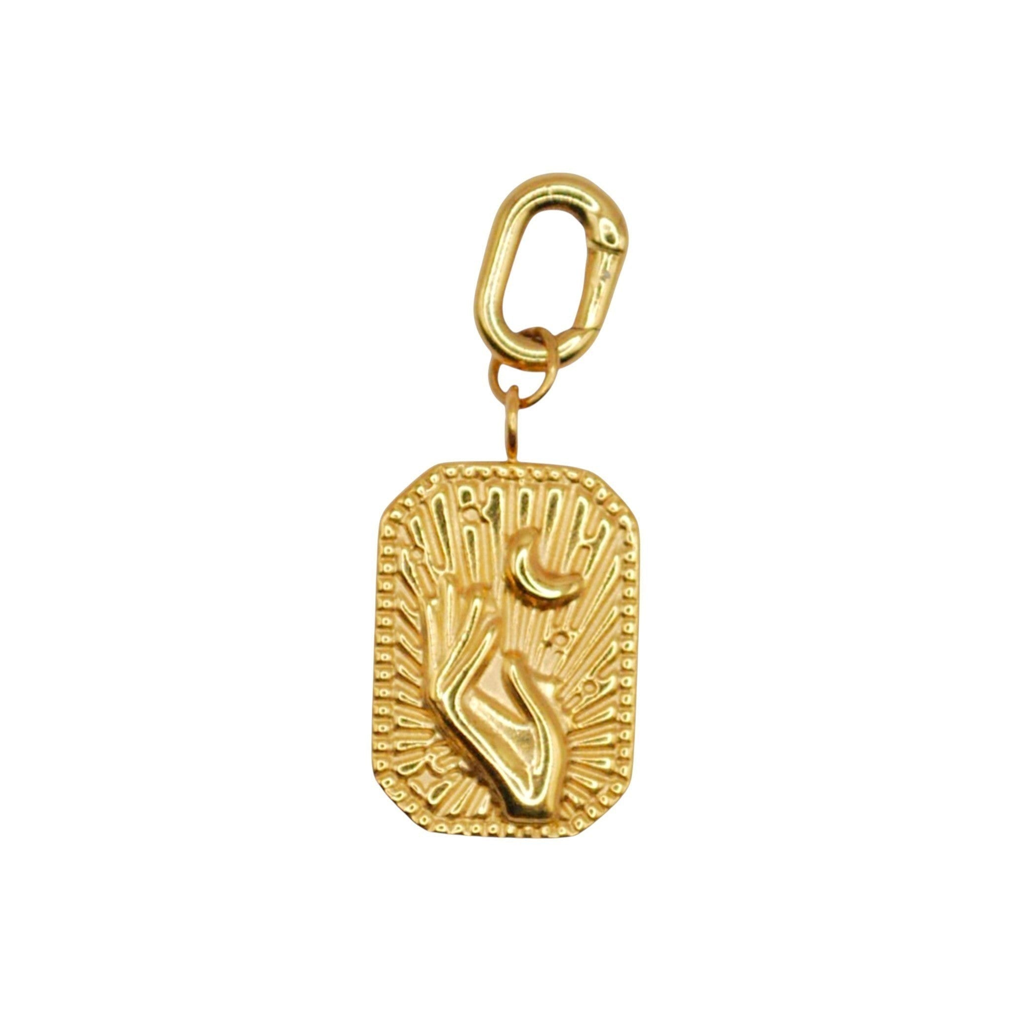 Złoty charms Dreamer Charm marki HOOKS ze stali nierdzewnej z motywem dłoni i księżyca oraz zapięciem typu hook.