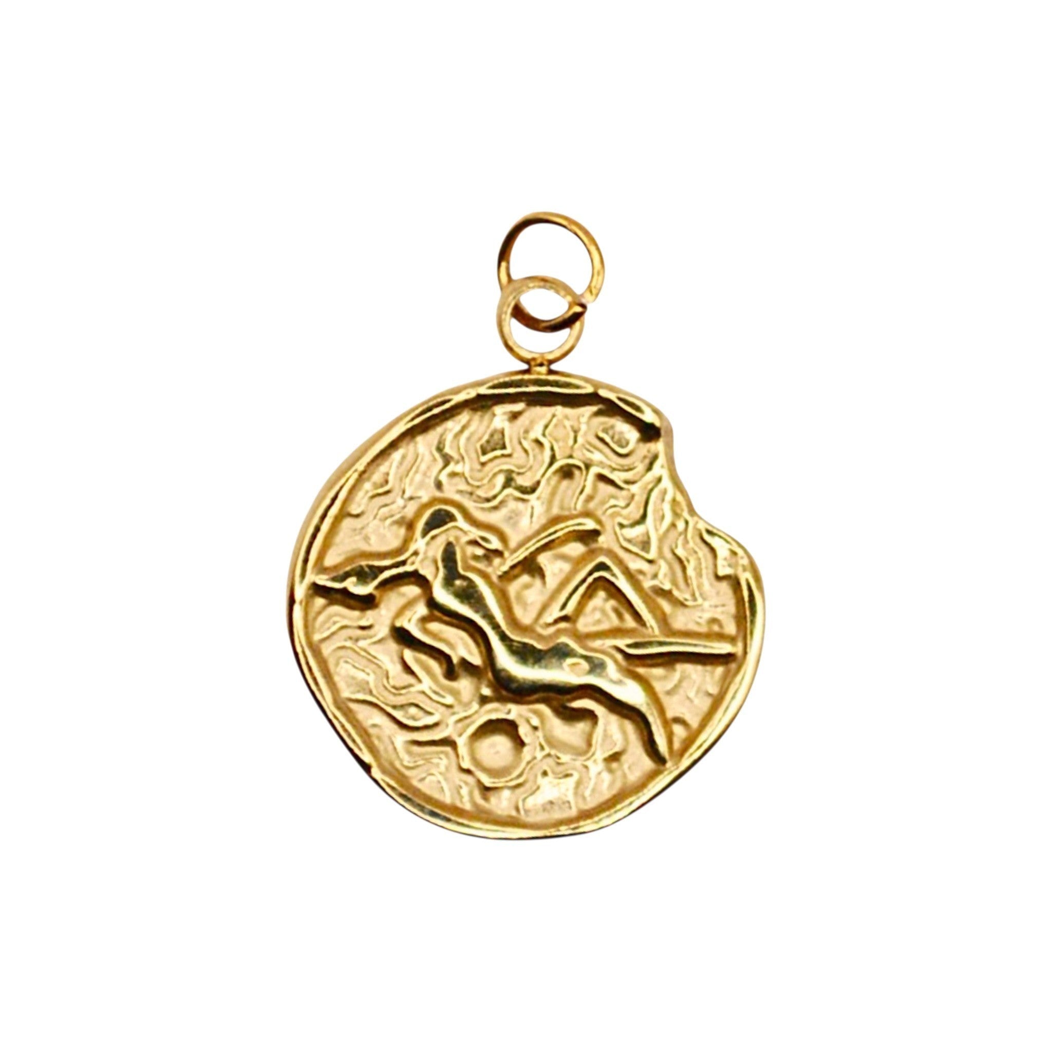 Złoty charms Virgo marki HOOKS ze stali nierdzewnej z motywem znaku zodiaku Panny na okrągłej zawieszce.